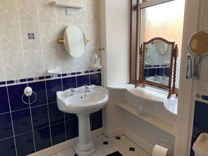 Appartement, 2 chambres | Salle de bain | Serviettes fournies, savon, shampooing, papier de toilette