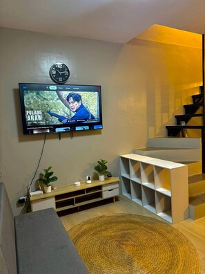 Smart TV - 2-storey house with parking WIFI, Netflix, AC, Pool near Clark Airport (Angeles)