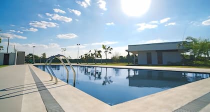 2-storey house with parking WIFI, Netflix, AC, Pool near Clark Airport