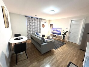 Smart-tv, boeken en een printer