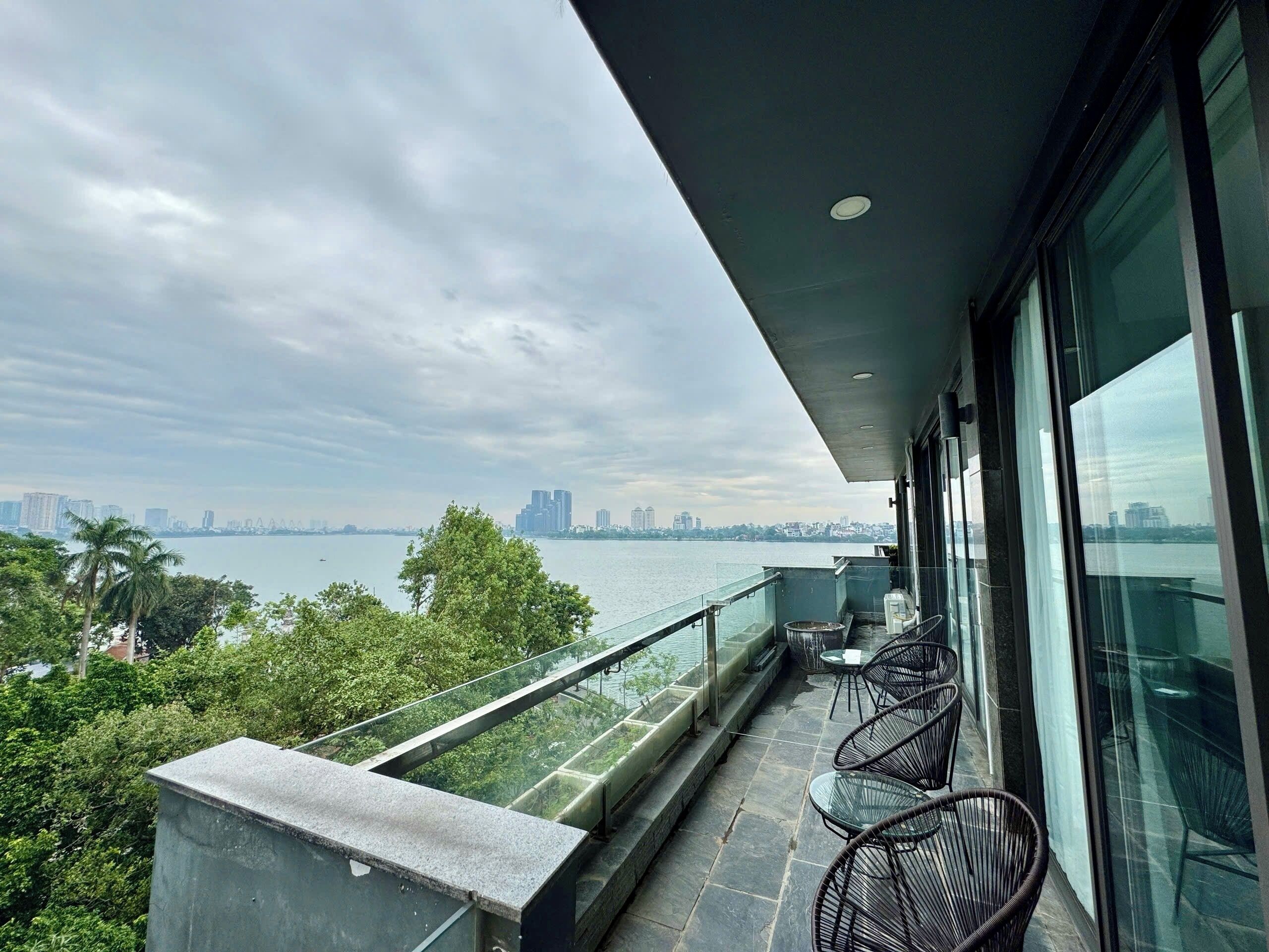 Minibar, sistema de insonorización, wifi gratis y ropa de cama 