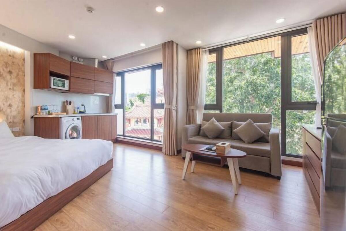 Minibar, soundproofing, WiFi (free), bed sheets