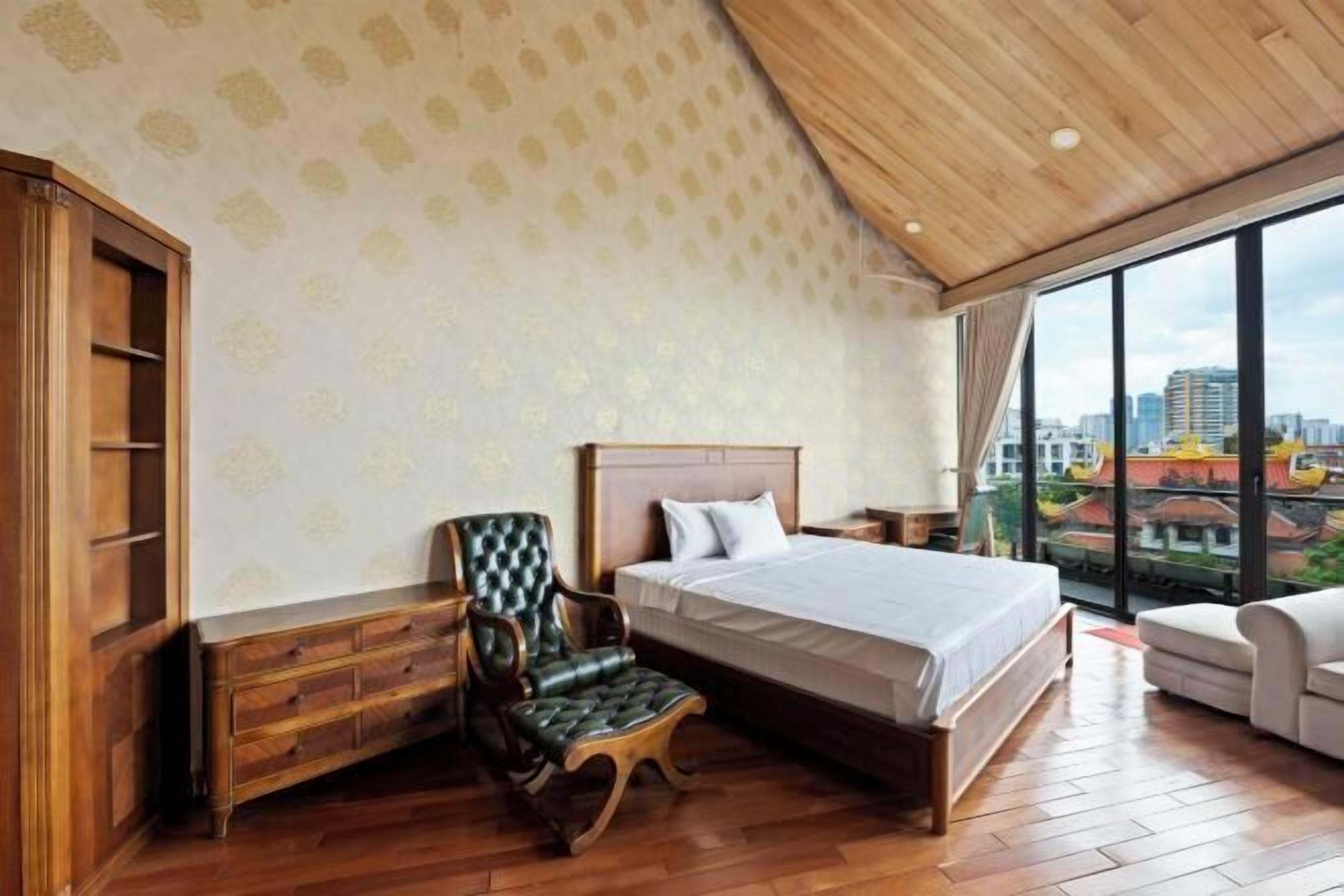 Minibar, soundproofing, free WiFi, bed sheets