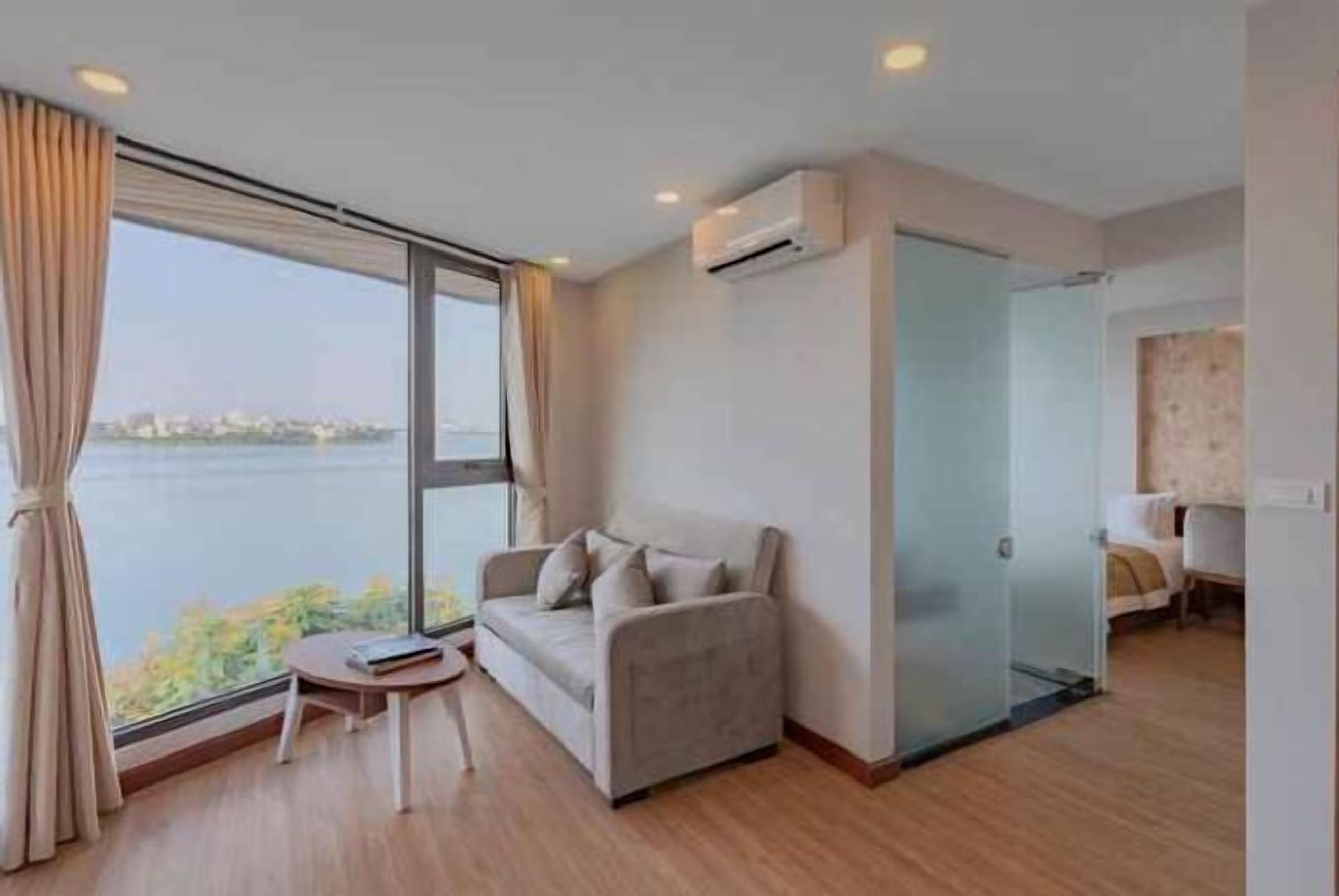 Minibar, soundproofing, free WiFi, bed sheets