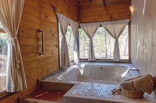 Cabaña de luna de miel | Baño | Artículos de higiene personal gratuitos, secador de pelo y toallas