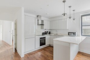 Réfrigérateur, micro-ondes, four, lave-vaisselle