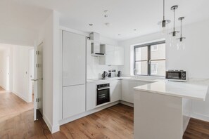 冰箱、微波炉、烤箱、炉灶