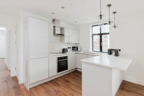 Kylskåp, mikrovågsugn, ugn och diskmaskin