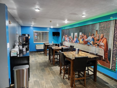 Daily continental breakfast (USD 5 per person). Super Star Inn & Suite Lincoln Crete