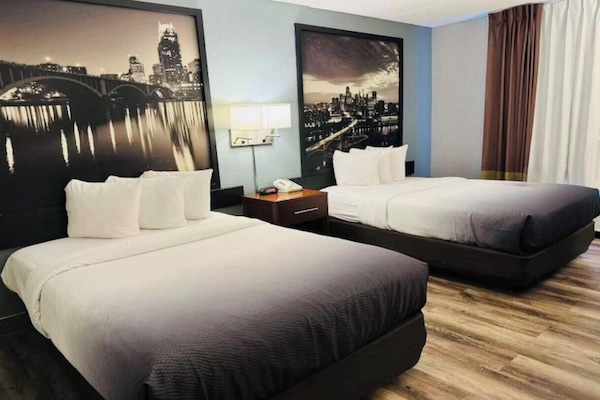 Standard Double Room, 2 Katil Ratu (Queen), Non Smoking | Katil Select Comfort, meja, ruang kerja komputer riba, Wi-fi percuma