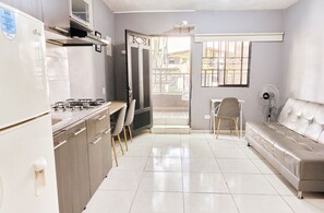 Huoneisto | Yksityinen keittiö | Täysikokoinen jääkaappi, mikroaaltouuni, liesi