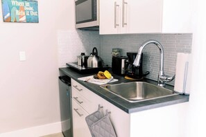 Kylskåp och grytor/köksredskap