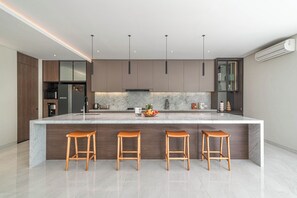 Villa, bassengutsikt | Eget kjøkken | Kjøleskap, mikrobølgeovn, kokeplater og brødrister