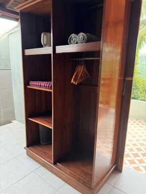 Wardrobe - Yas Rumah Kita (Marga)