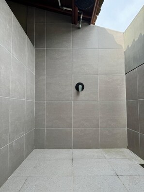 Room, 2 Bedrooms, Mountain View | Bathroom - Yas Rumah Kita (Marga)