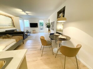 Een strijkplank/strijkijzer, gratis wifi, beddengoed