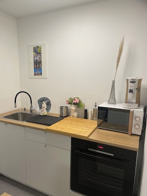 Een koelkast, een microgolfoven, een oven, een kookplaat