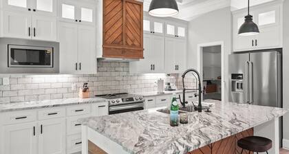 Beautiful 3-bedroom, 2 Bath New Build Home on Lake Palestine with WiFi, AC