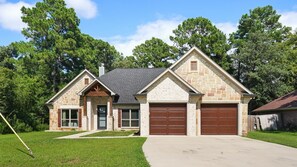 Exterior - Beautiful 3-bedroom, 2 Bath New Build Home on Lake Palestine with WiFi, AC (Flint)