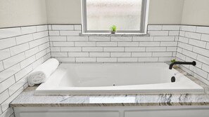 Jetted tub, hair dryer, towels, soap - Beautiful 3-bedroom, 2 Bath New Build Home on Lake Palestine with WiFi, AC (Flint)