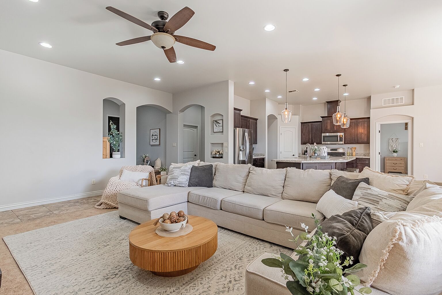 TV connectée, cheminée, jeux vidéo, lecteur de DVD