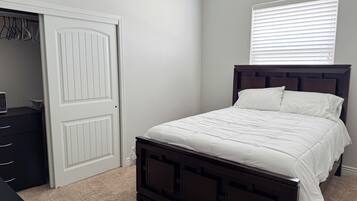 4 bedrooms, iron/ironing board, free WiFi, bed sheets