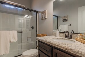 Chuveiro, secador de cabelo, toalhas de banho, sabonete