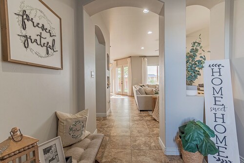 4BR Modern Farmhouse , Sleeps 10 , Backyard & Theater Room