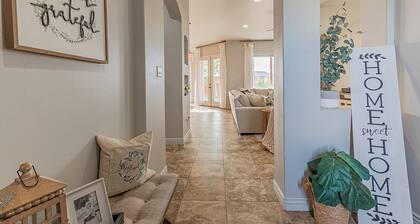 4BR Modern Farmhouse , Sleeps 10 , Backyard & Theater Room