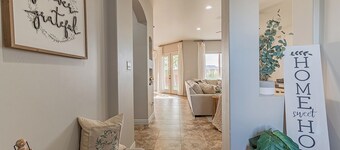 4BR Modern Farmhouse , Sleeps 10 , Backyard & Theater Room