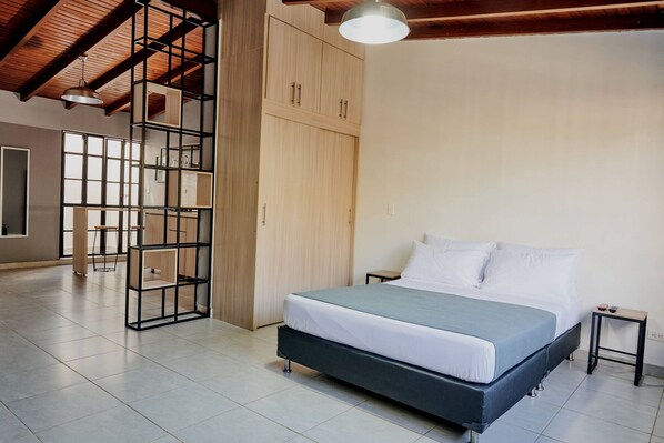 1 habitación, escritorio, tabla de planchar con plancha y wifi gratis