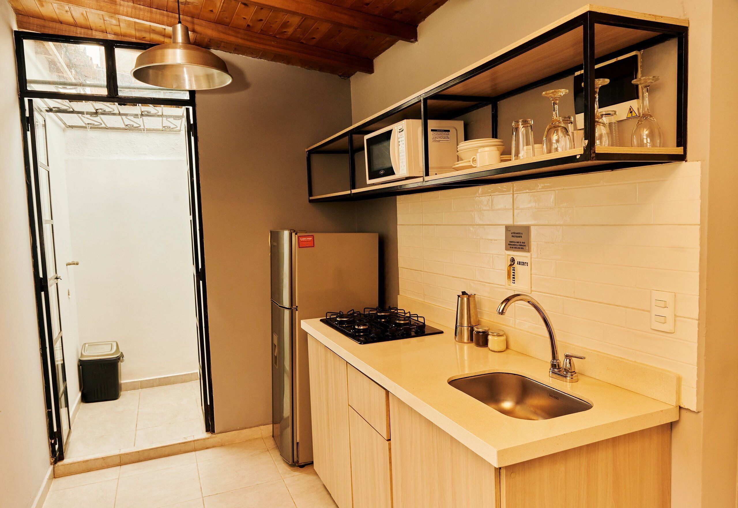 Apartamento | Cocina privada | Frigorífico grande, microondas, placa de cocina y utensilios de cocina