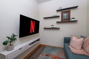 Fernseher, Kamin, Videospiele, DVD-Player