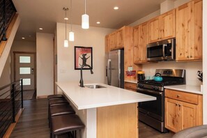 Frigorífic, microones, forn i placa de cuina 