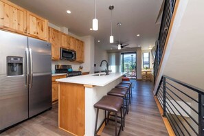 Frigorífic, microones, forn i placa de cuina 