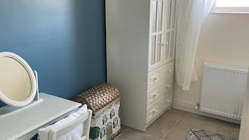 2 bedrooms, iron/ironing board, WiFi, bed sheets