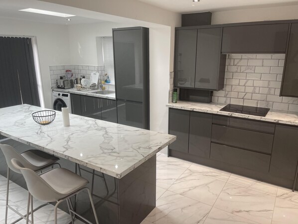 Fridge, microwave, oven, stovetop - Cozy London Home with Three Bedrooms (London)