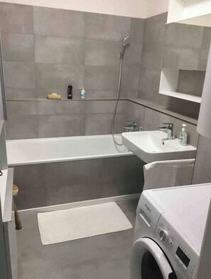 Een haardroger, handdoeken, toiletpapier