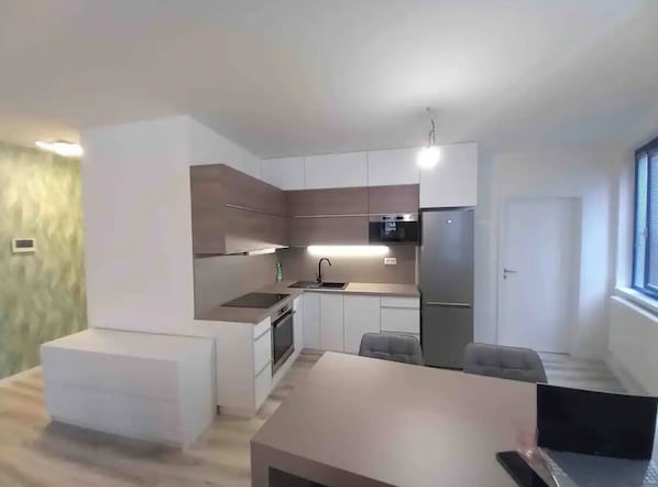 Mikrowelle, Ofen, Herdplatte, Geschirrspüler