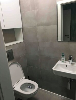 Haartrockner, Handtücher, Toilettenpapier