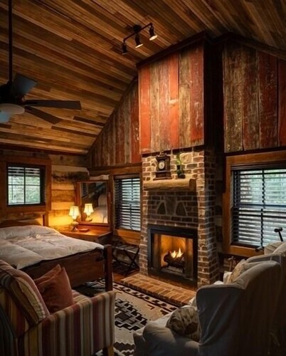  2-BR, 3 B 1860 hand hewn log cabin in peaceful setting Rutherfordton WiFi, AC