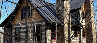  2-BR, 3 B 1860 hand hewn log cabin in peaceful setting Rutherfordton WiFi, AC