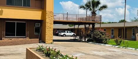 Vista frontal de la propiedad