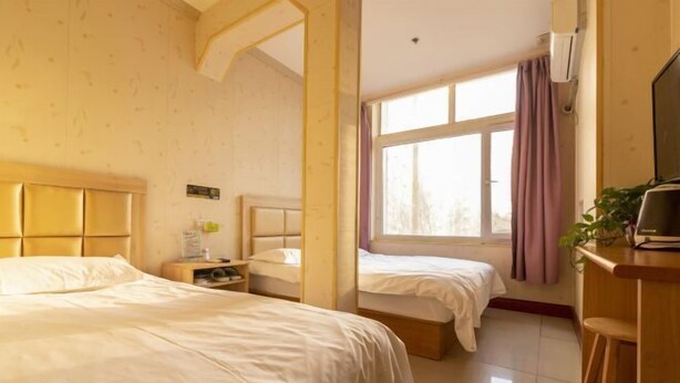 A hotel room with two beds, a desk with a chair, a TV, and a window with curtains. - Tianjin Jiajun Express Hotel (Tianjin)