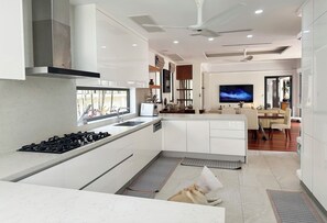 Refrigerador, microondas, horno, placa de cocina