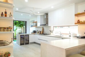 Refrigerador, microondas, horno, placa de cocina