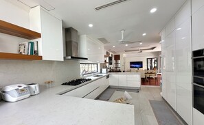 Réfrigérateur, four à micro-ondes, un four, surface de cuisson