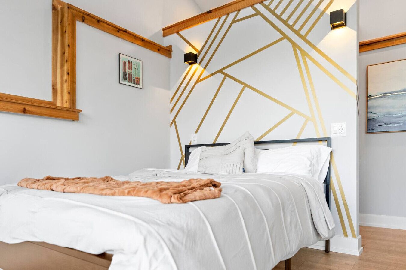 Desk, WiFi, bed sheets