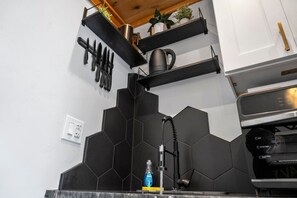 Refrigerador, cafetera/tetera, tetera/pava eléctrica, tostadora