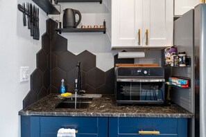 Kühlschrank, Wasserkocher mit Kaffee-/Teezubehör, Wasserkocher, Toaster